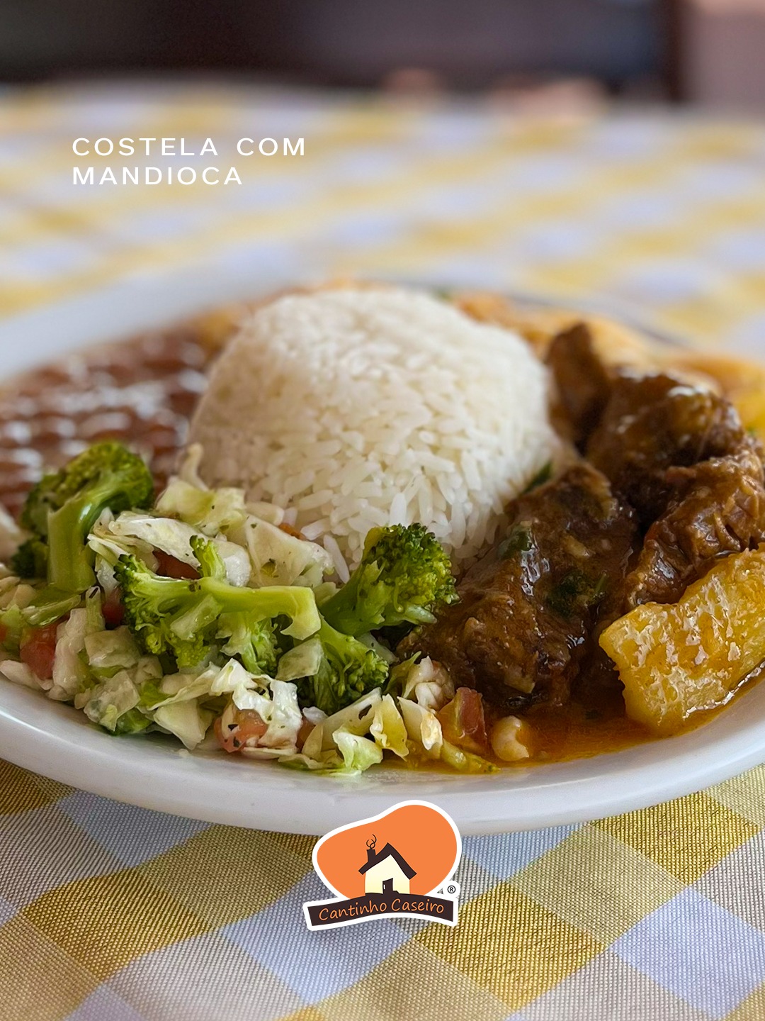 Costela com mandioca, arroz e salada